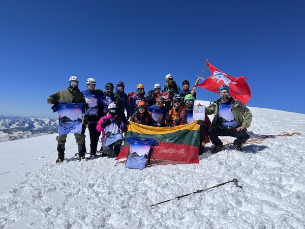 Laikas: liepos 30 d. keturiolika Lietuvos alpinistų pasiekė beveik 4,4 km aukščio Chiuiteno viršukalnę ir ten pirmą kartą iškėlė lietuvišką trispalvę.