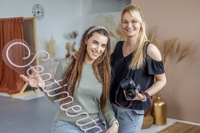 Universalios: nors tikino, kad mieliau fotografuoja kitus, nei pačios tai daro, prieš fotoobjektyvą Indrė ir Monika jautėsi puikiai.