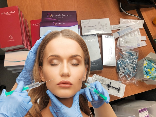 Į teismą siunčia be licencijų injekcijas leidusią Kauno estetikos studijos vadovę: gresia kalėjimas