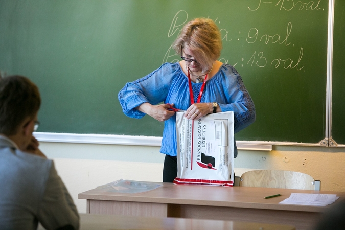 Chaosas: naujoji brandos egzaminų tvarka turėtų būti humaniškesnė gimnazistams, tačiau kol kas dėl jos įgyvendinimo likę daug nežinomųjų.