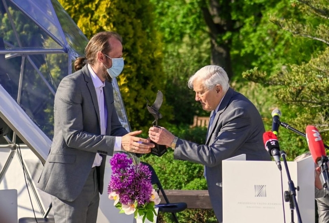 Laureatas: pernai V.Adamkus apdovanojo dokumentinio filmo „Sengirė“ režisierių M.Survilą.