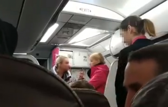 Lėktuve lietuvė keiksmais išplūdo palydovę: s**a, snukį išmalsiu!