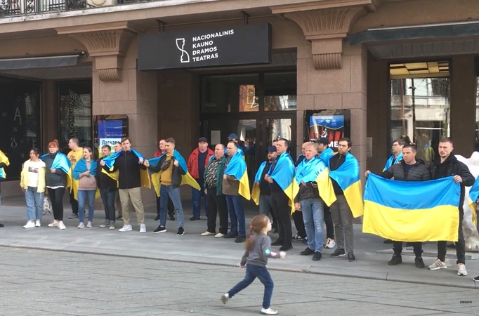 Prie Kauno dramos teatro – Ukrainos palaikymo daina (vaizdo įrašas)