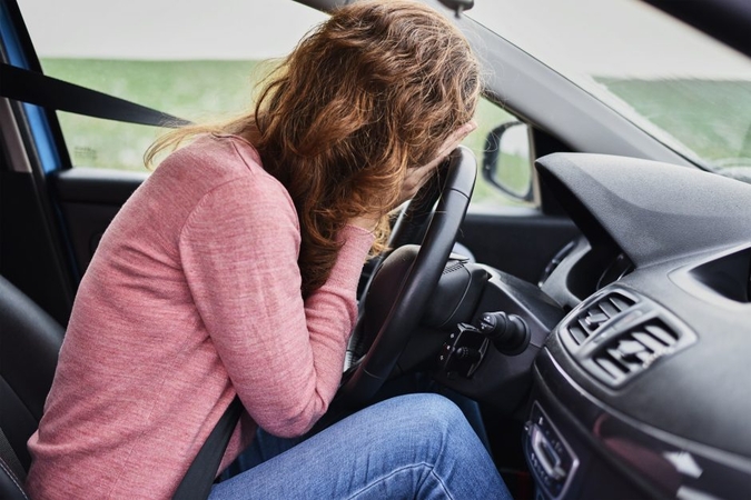 Pakaunėje – girti vairuotojai: moteris vos pastovėjo ant kojų, vyras su „Volvo“ rėžėsi į terasą