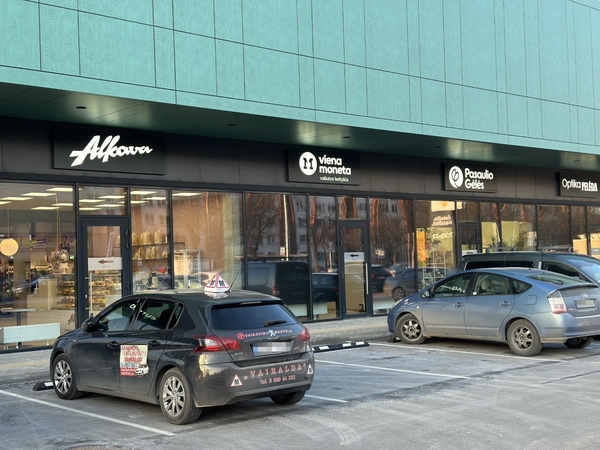 Atidarymas: naujoji valiutų keitykla „Viena moneta“ įsikūrė prekybos centre „Kalniečiai“.