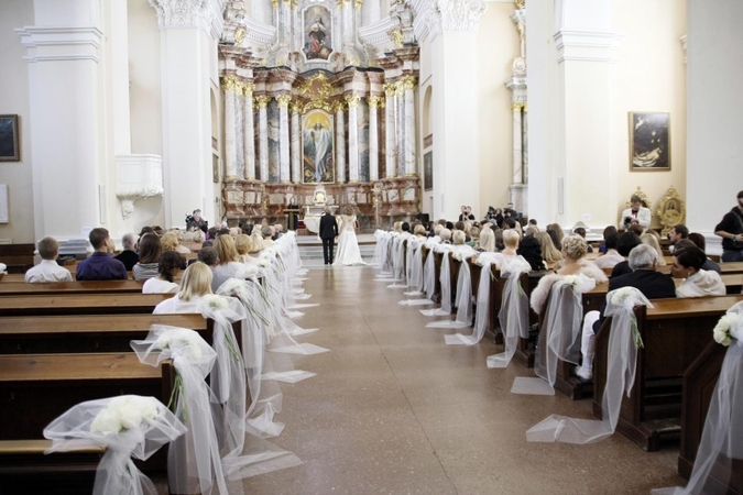 Skirtumai: bažnytinės santuokos paskelbimas negaliojančia pasižymi visai kita specifika, nei civilinės nutraukimas.