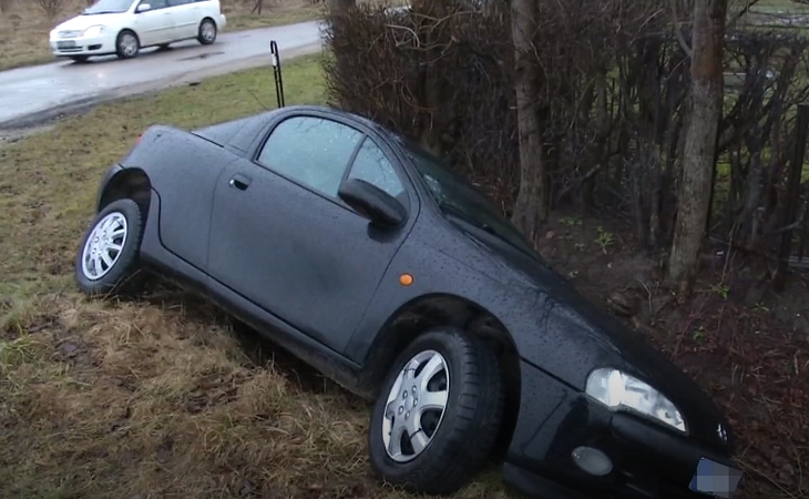 Klaipėdoje – neįtikėtina „Opel Tigra“ istorija: per parą atsidūrė dviejuose grioviuose