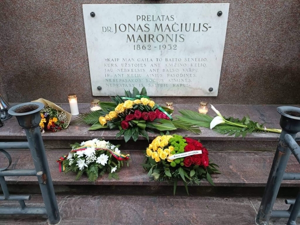 Pagerbė: Kauno Maironio universitetinės gimnazijos moksleiviai prieš Vėlines papuošė poeto amžinojo poilsio vietą, o jo gimtadienį minėjo spalį.