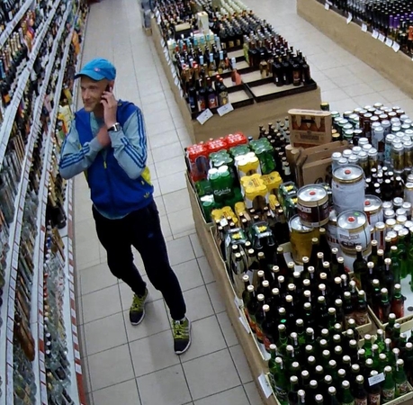 Ieško, kas pavogė alkoholio butelį (šis asmuo gali turėti reikšmingos informacijos)