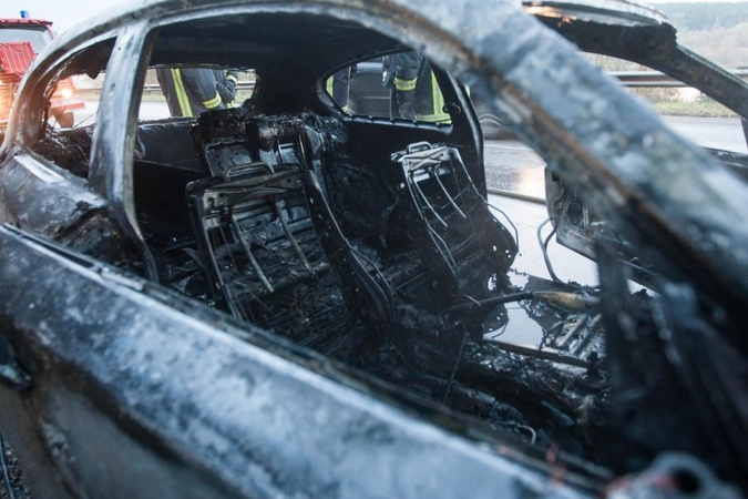 Ugniagesiai lėkė į Aleksotą gesinti automobilio: manoma, kad jis padegtas tyčia