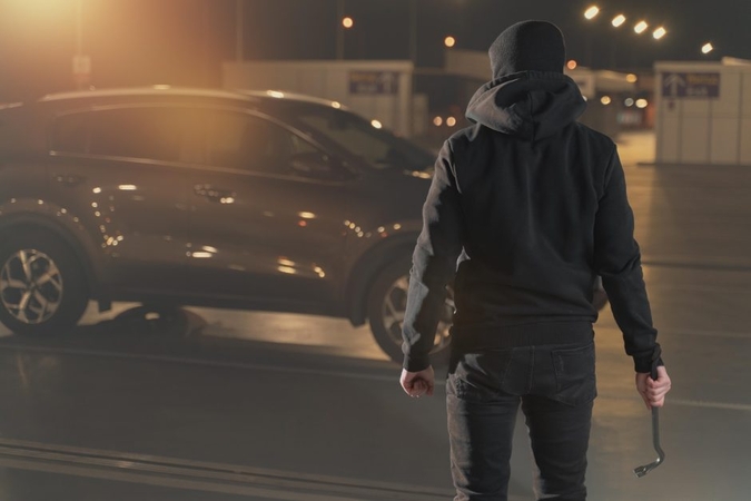 Tragdikomedija: į svetimą automobilį įlipęs vyras apiplėšė moterį ir privertė jį pavėžėti