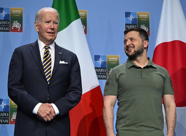 J. Bidenas – V. Zelenskiui: mokate velnišką kainą, bet vienijate pasaulį 