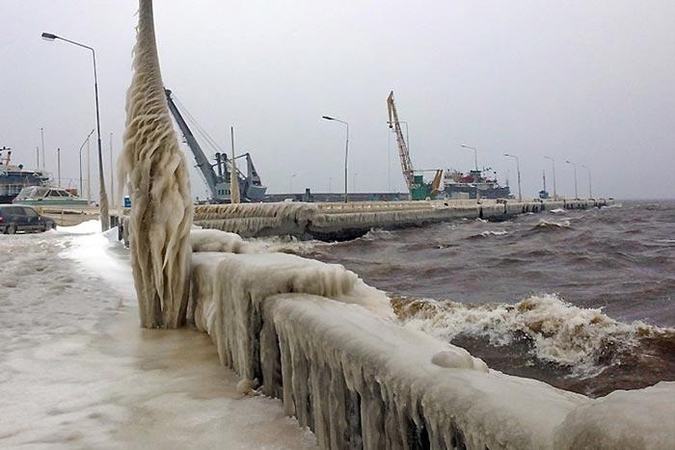 Petrozavodsko uostas Karelijoje dažnai yra sukaustytas ledų.