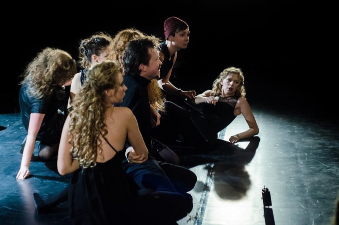 Scena iš spektaklio „8 metamorfozės“.