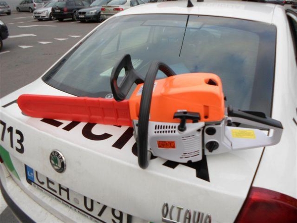 Klaipėdoje prie prekybos centro sulaikytas pjūklų klastotes parduoti norėjęs rumunas