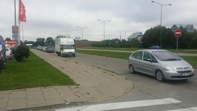 Sprendimas: gatvelėje ties prekybos centru bus apribotas transporto priemonių stovėjimas.