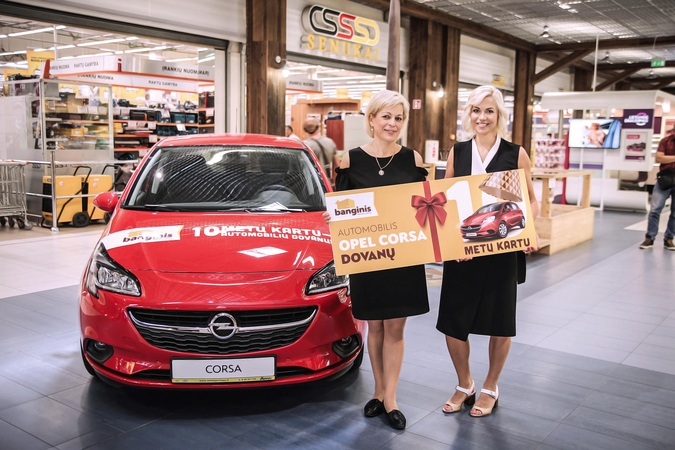 Automobilio "Opel Corsa" laimėtoja R. Micavičienė (kairėje), dešinėje – "Opel" atstovė J. Gedgaudienė.