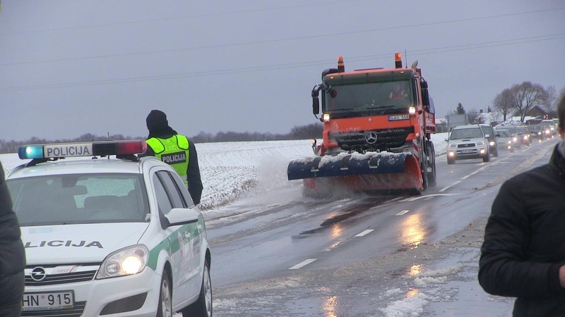 Kelininkai įspėja, kad vairuotojai neturėtų atsipalaiduoti, nors sniegas beveik visur ištirpo.