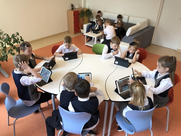 Nauda: tarptautinio bakalaureato programos reikalavimai skatina daugiau dėmesio skirti mokinių technologiniam prusinimui, o tai leidžia lanksčiau žvelgti į mokymosi procesą.