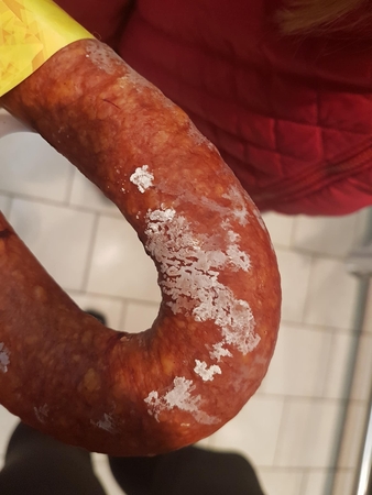 Nevalgoma: klaipėdietė dar būdama parduotuvėje pastebėjo, kad dešra yra supelijusi.