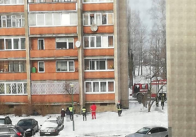 Klaipėdos ugniagesiai lipo į balkoną trečiajame aukšte