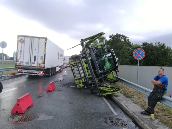 Klaipėdoje vilkikas „pametė“ kombainą