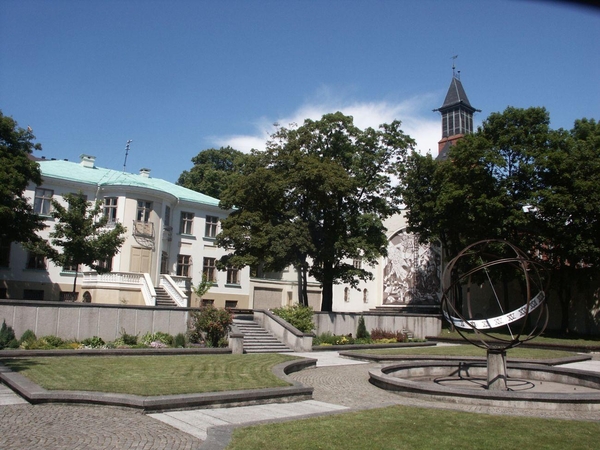 Laikrodžių muziejaus kiemelis.