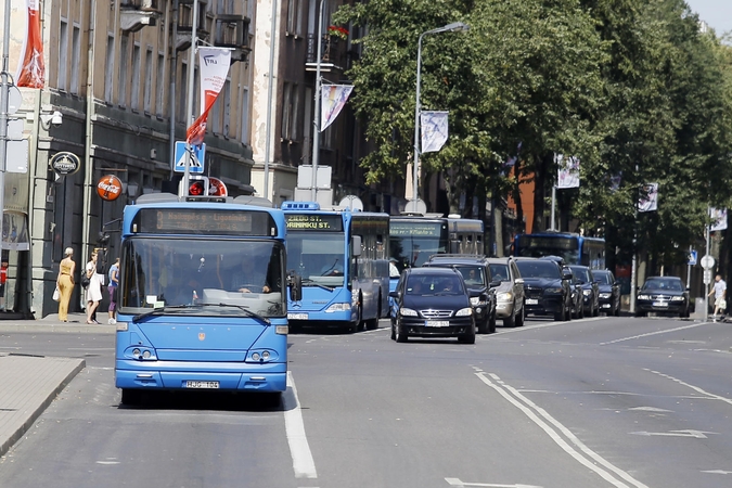 Gera žinia: vieną dieną automobilių vairuotojai autobusais važiuos nemokamai