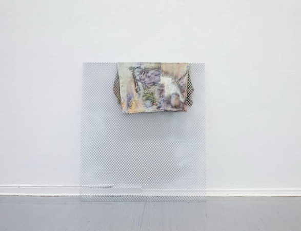 A. Juodvalkytė. Settling Dust. 2019. Tekstilė, pigmentai ir metalo konstrukcija.