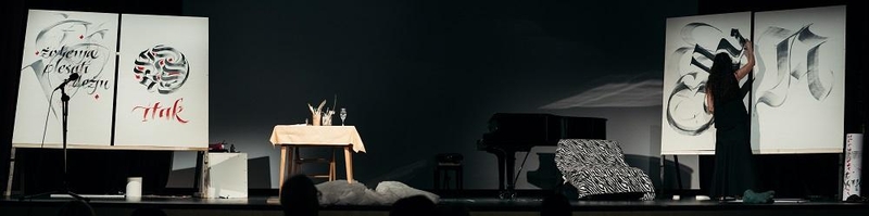 Kaligrafės iš Slovėnijos L.Zega performanso „Kaligrafo diena“ akimirka.
