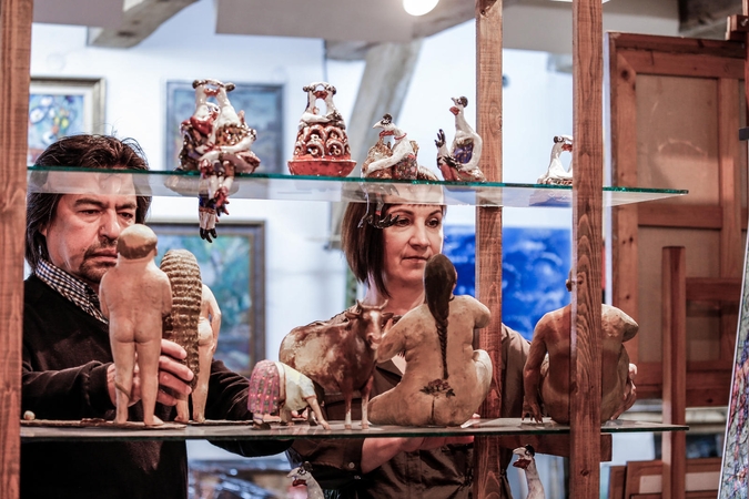 Baroti galerijoje jau ketvirtį amžiaus šeimininkauja dailininkas Isroildžonas Barotis su žmona Andželika.