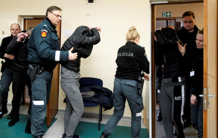 Parankiniai: teisme sukčių talkininkai slėpė veidus ir koneveikė žurnalistus.