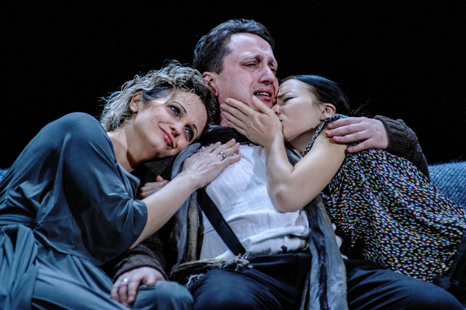 Emocijos: scena iš H.Ibseno „Laukinės anties“. J.Puodėnaitė – Gina, V.Jočys – Jalmaras Ekdalis, S.Šakinytė – Hedviga.