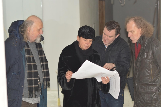 Žvalgytuvės: naujo spektaklio statytojai apžiūrėjo rekonstruojamą teatrą, jo modernios scenos platformas.