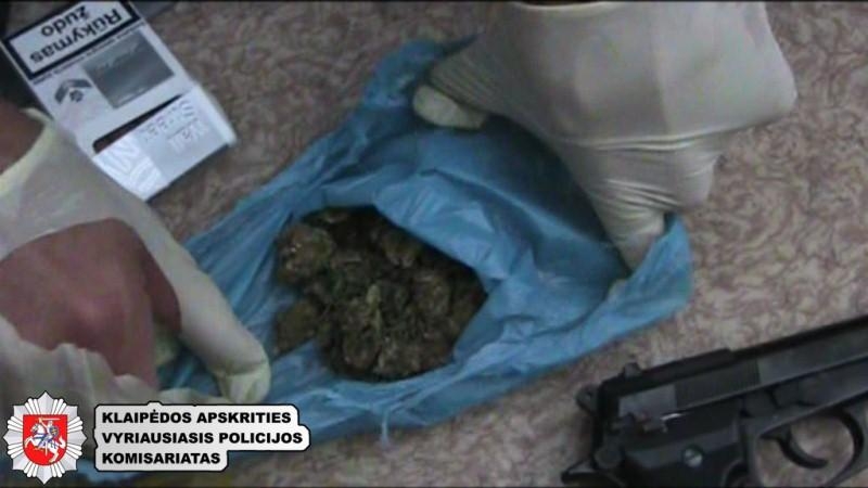Sulaikyti Palangoje kvaišalus platinę jaunuoliai