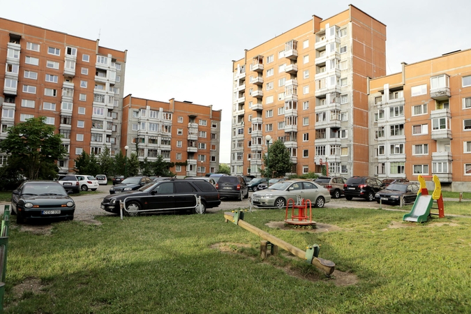 Pasikeitus tvarkai, švara daugiabučių namų kiemuose turės rūpintis daugiau kiemsargių.