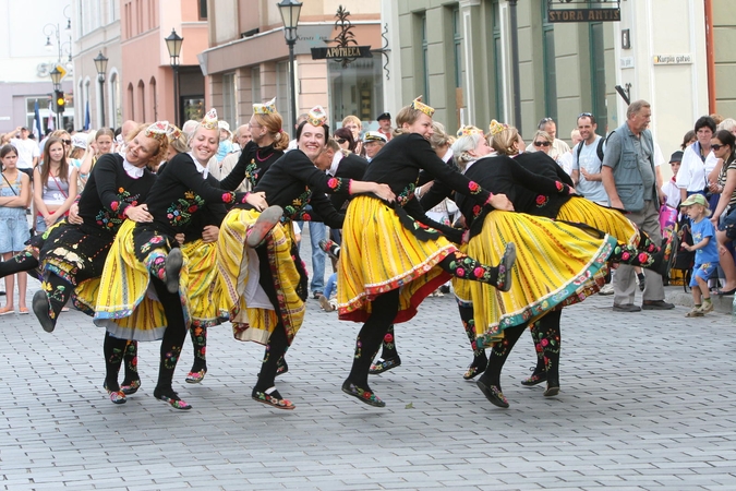 Reginys: festivalio "Europiada" dalyviai klaipėdiečius žavėjo spalvingais pasirodymais.