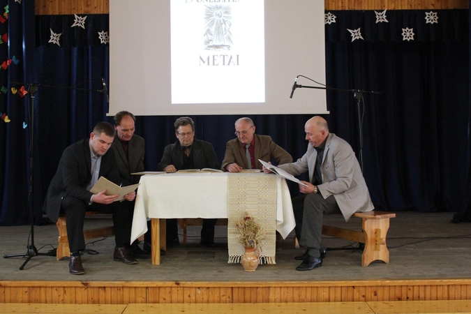 Siurprizas: gimnazijos bendruomenę maloniai nustebino įstaigos mokytojų – vyrų – skaitomas K.Donelaitis.