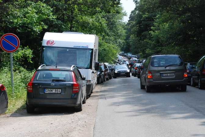 Pavojai: vasarą Karklės kelias tampa mirties keliu dviratininkams, nes šioje vietoje jiems itin pavojinga manevruoti automobilių spūstyse.