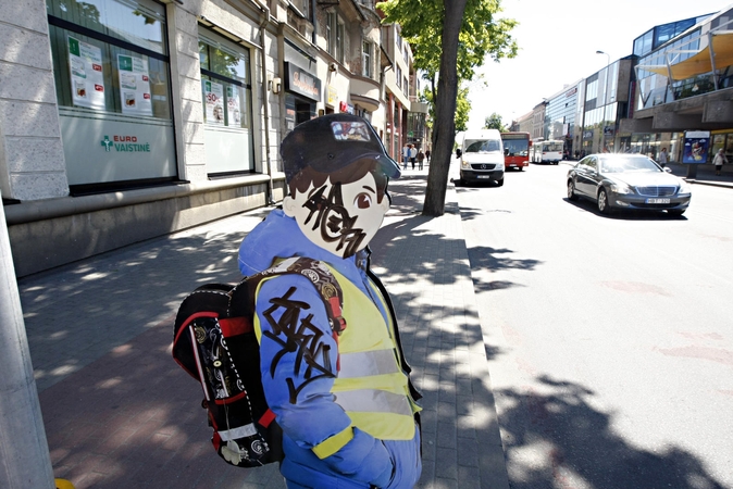 Žala: vos spėjus pastatyti prie perėjų vaiko muliažus, vandalai jau pradėjo juos bjauroti.