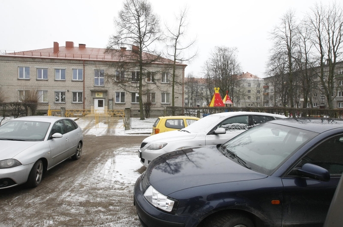 Problema: šalia lopšelio-darželio "Bitutė" nėra įrengtų normalių stovėjimo vietų.