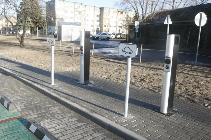 Siekis: pagal numatytą planą Klaipėdoje turėtų atsirasti aštuonios naujos elektromobilių įkrovimo stotelės.