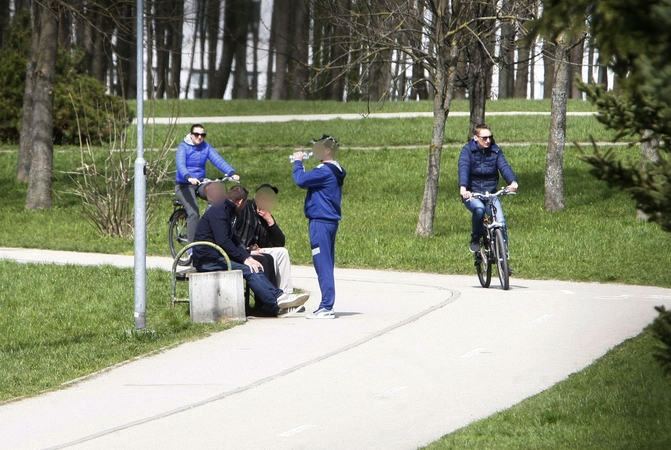 Tendencija: atšilus orams, miesto parkuose, aikštėse, skveruose vis dažniau galima pamatyti girtaujančių asmenų.