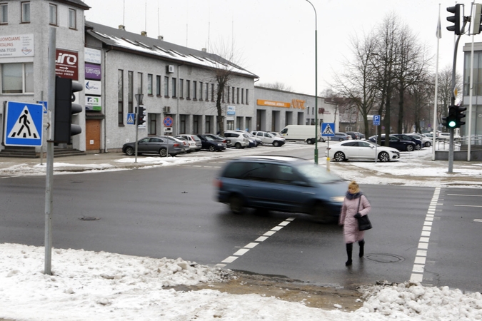 Akivaizdu: net ir tada, kai šviesoforas veikia įprastu režimu, šioje Minijos ir Rūtų gatvių sankryžoje, kur praėjusią savaitę žuvo moteris, pėstiesiems yra nesaugu.