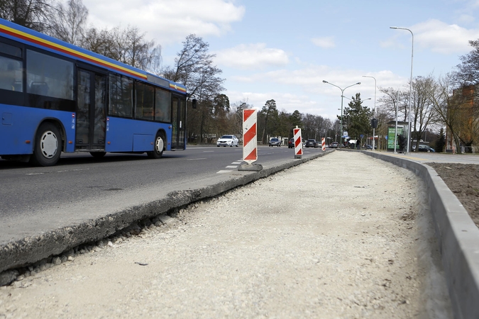 Nepatogumai: kol įvažos nesutvarkytos, autobusai stoja prie gatvės ir neretai stabdo eismą pirmojoje juostoje.