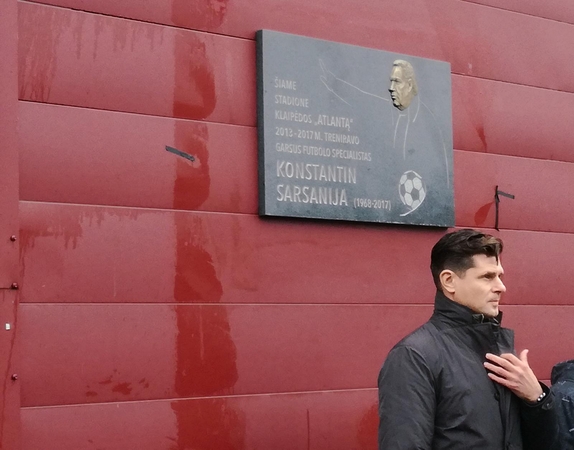 Atmintis: į atminimo lentos atidengimo iškilmes atvyko praeityje garsus futbolo žaidėjas, dabar – Lietuvos futbolo federacijos vadovas Tomas Danilevičius.