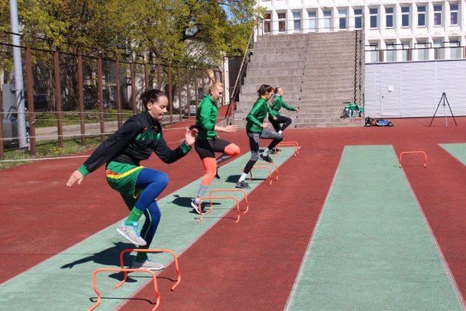 Lietuvos rinktinės krepšininkės jau stiprina raumenis