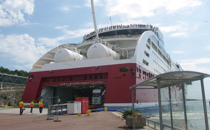 Naujovė: dujomis varomas keltas „Viking Grace“ Mariehamno uoste.