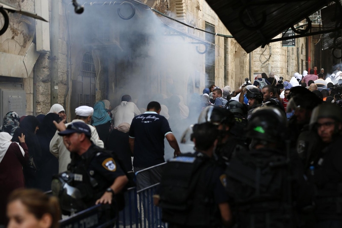 Jeruzalės mečetės komplekse palestiniečiai susirėmė su policija