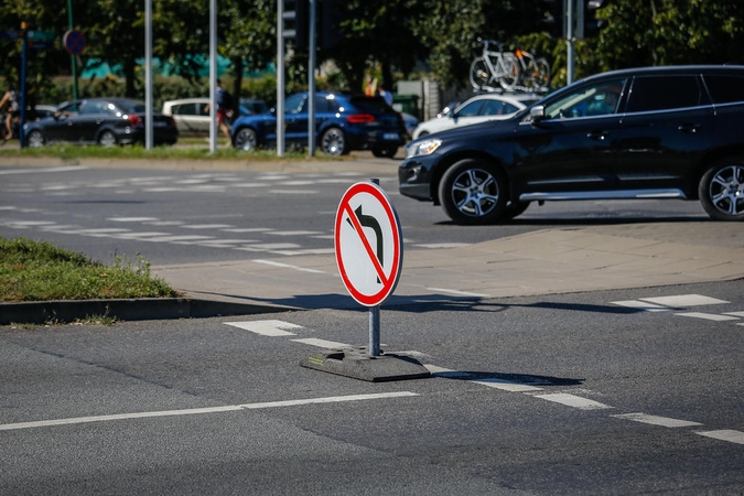 Dėl spūsčių prie perkėlos apribojo eismą